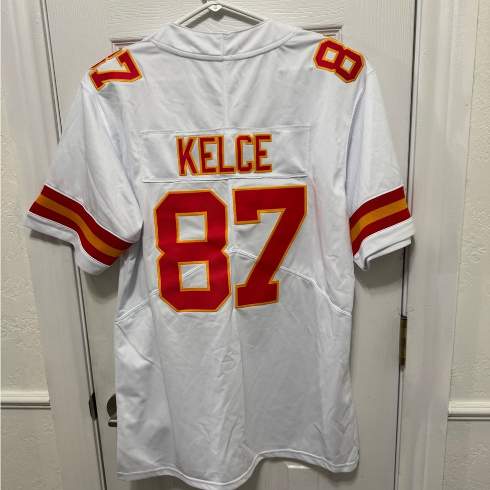 NEW: never worn Travis Kelce small men’s jersey